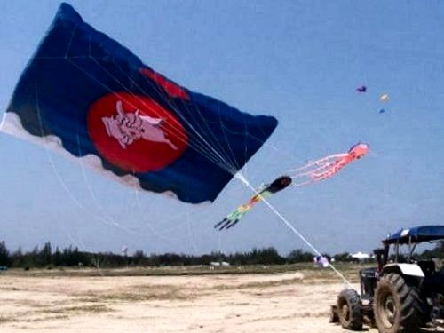 A modern
            Parafoil kite version of the 'Rabbit in the Moon'